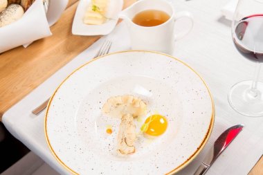 Köfte ve bir sürahi bir restoranda sunulmakta bir yumurta sarısı ile et suyu