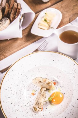 Köfte ve bir sürahi bir restoranda sunulmakta bir yumurta sarısı ile et suyu