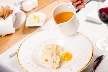 Köfte ve bir sürahi dökülür varlık bir yumurta sarısı ile et suyu