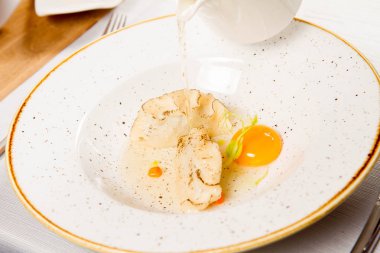 Köfte ve bir sürahi dökülür varlık bir yumurta sarısı ile et suyu