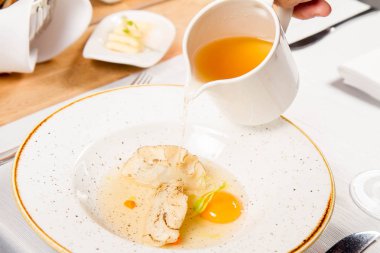 Köfte ve bir sürahi dökülür varlık bir yumurta sarısı ile et suyu