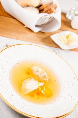 Suyu bir yumurta sarısı ile köfte bir restoranda servis