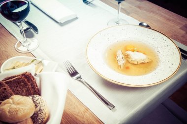 Suyu bir yumurta sarısı ile köfte bir restoranda servis