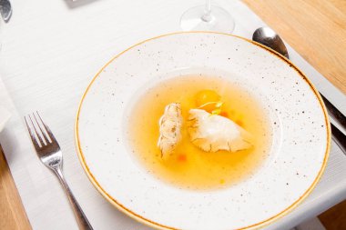 Suyu bir yumurta sarısı ile köfte bir restoranda servis