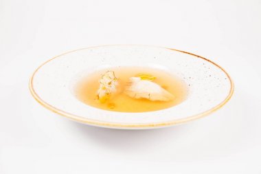 Beyaz bir arka plan üzerine bir yumurta sarısı ile suyu köfte