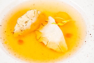 Beyaz bir arka plan üzerine bir yumurta sarısı ile suyu köfte