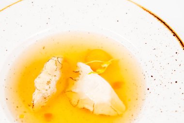 Beyaz bir arka plan üzerine bir yumurta sarısı ile suyu köfte