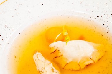 Beyaz bir arka plan üzerine bir yumurta sarısı ile suyu köfte