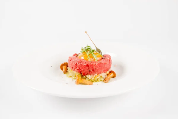 Tartare Steak Servi Avec Jaune Oeuf Oignon Cornichon Câpres Champignons — Photo