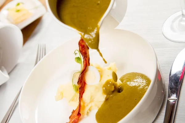 Crème Van Zuring Groene Groenten Soep Met Krokant Spek Wordt — Stockfoto