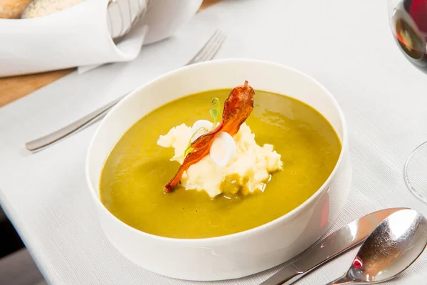 Crème Oseille Soupe Légumes Verts Avec Oeuf Caille Crème Sure — Photo