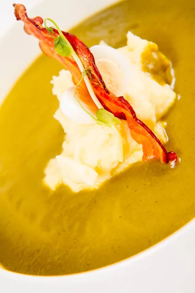 ウズラの卵 サワー クリーム マッシュ ポテト ベーコンと白背景のスイバと緑の野菜スープのクリーム — ストック写真