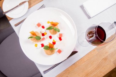 Bir restoranda Erik köfte tarçın, beyaz çikolata ve vanilya sosu ile servis