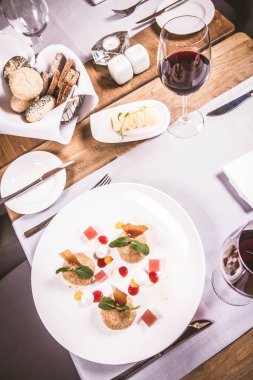 Bir restoranda Erik köfte tarçın, beyaz çikolata ve vanilya sosu ile servis