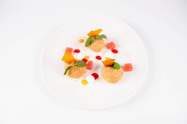 Erik köfte tarçın, beyaz çikolata ve beyaz zemin üzerine vanilya sosu ile