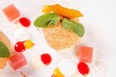 Erik köfte tarçın, beyaz çikolata ve beyaz zemin üzerine vanilya sosu ile