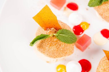 Erik köfte tarçın, beyaz çikolata ve beyaz zemin üzerine vanilya sosu ile