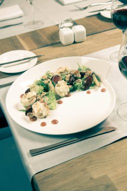 Başlatan: salatalar, pişmiş keçi peyniri, deniz topalak reçel, karamelize armut Erik kekik ile Mix ve fındık bir restoranda servis - kızartma