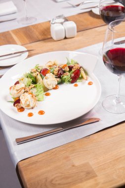 Başlatan: salatalar, pişmiş keçi peyniri, deniz topalak reçel, karamelize armut Erik kekik ile Mix ve fındık bir restoranda servis - kızartma