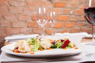 Başlatan: salatalar, pişmiş keçi peyniri, deniz topalak reçel, karamelize armut Erik kekik ile Mix ve fındık bir restoranda servis - kızartma