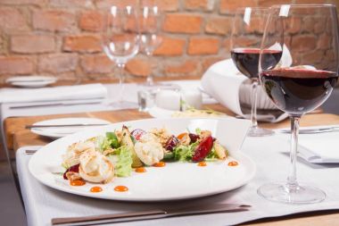 Başlatan: salatalar, pişmiş keçi peyniri, deniz topalak reçel, karamelize armut Erik kekik ile Mix ve fındık bir restoranda servis - kızartma