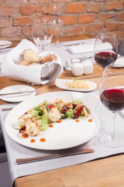 Başlatan: salatalar, pişmiş keçi peyniri, deniz topalak reçel, karamelize armut Erik kekik ile Mix ve fındık bir restoranda servis - kızartma