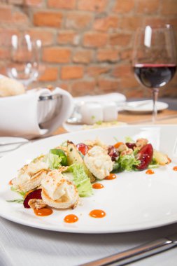 Başlatan: salatalar, pişmiş keçi peyniri, deniz topalak reçel, karamelize armut Erik kekik ile Mix ve fındık bir restoranda servis - kızartma