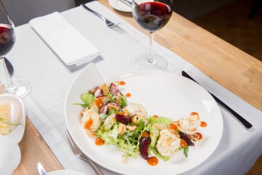 Başlatan: salatalar, pişmiş keçi peyniri, deniz topalak reçel, karamelize armut Erik kekik ile Mix ve fındık bir restoranda servis - kızartma