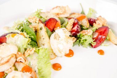 Başlatan: salatalar, pişmiş keçi peyniri, deniz topalak reçel, karamelize armut Erik kekik ile Mix ve fındık - beyaz bir arka plan üzerinde kızartma