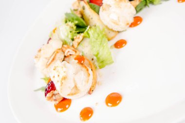 Başlatan: salatalar, pişmiş keçi peyniri, deniz topalak reçel, karamelize armut Erik kekik ile Mix ve fındık - beyaz bir arka plan üzerinde kızartma