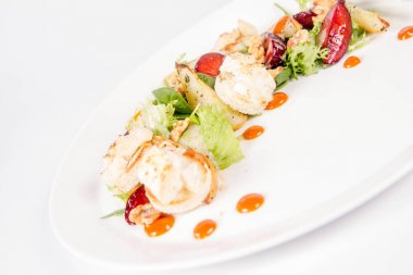 Başlatan: salatalar, pişmiş keçi peyniri, deniz topalak reçel, karamelize armut Erik kekik ile Mix ve fındık - beyaz bir arka plan üzerinde kızartma