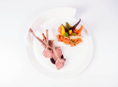 Kuzu pirzolası, kızarmış mercimek ile nane, beyaz bir arka plan üzerinde kızartma sebze ve biberiye sos