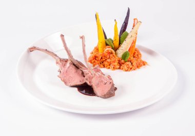 Kuzu pirzolası, kızarmış mercimek ile nane, beyaz bir arka plan üzerinde kızartma sebze ve biberiye sos