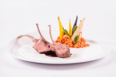 Kuzu pirzolası, kızarmış mercimek ile nane, beyaz bir arka plan üzerinde kızartma sebze ve biberiye sos