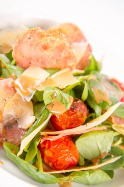 Bebek ıspanak, Kuru sosis, olgunlaştı peynir, kızarmış domates, kekik balsamik salata salata beyaz bir arka plan üzerinde