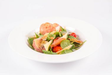 Bebek ıspanak, Kuru sosis, olgunlaştı peynir, kızarmış domates, kekik balsamik salata salata beyaz bir arka plan üzerinde