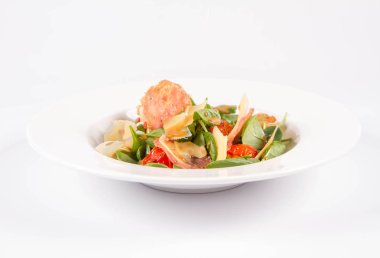 Bebek ıspanak, Kuru sosis, olgunlaştı peynir, kızarmış domates, kekik balsamik salata salata beyaz bir arka plan üzerinde