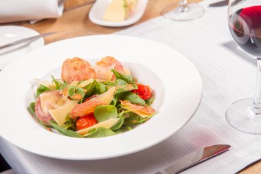 Bebek ıspanak, Kuru sosis, olgunlaştı peynir, kızarmış domates, kekik balsamik salata salata bir restoranda servis