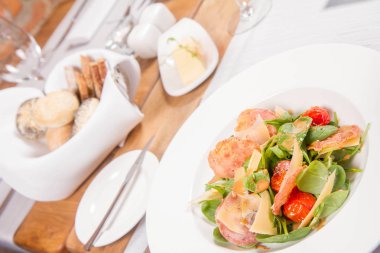 Bebek ıspanak, Kuru sosis, olgunlaştı peynir, kızarmış domates, kekik balsamik salata salata bir restoranda servis