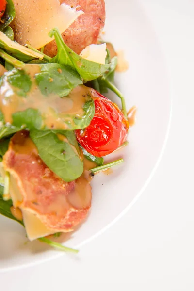 Baby Spinach Dry Sausage Matured Cheese Roast Tomatoes Thyme Balsamic — Stock Photo, Image