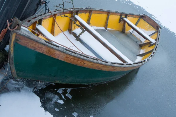 结冰的湖面上受损的船 — 图库照片