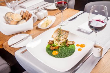 Fried zander, yeşil sebzeler ile darı, kekik üzerindeki bir restoranda servis bazı yumurta sarısı ile yeşil yaprak ile kızarmış çörek