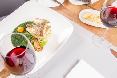 Fried zander, yeşil sebzeler ile darı, kekik üzerindeki bir restoranda servis bazı yumurta sarısı ile yeşil yaprak ile kızarmış çörek