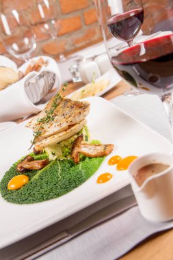 Fried zander, yeşil sebzeler ile darı, kekik üzerindeki bir restoranda servis bazı yumurta sarısı ile yeşil yaprak ile kızarmış çörek