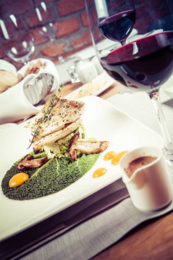 Fried zander, yeşil sebzeler ile darı, kekik üzerindeki bir restoranda servis bazı yumurta sarısı ile yeşil yaprak ile kızarmış çörek