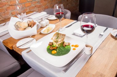 Fried zander, yeşil sebzeler ile darı, kekik üzerindeki bir restoranda servis bazı yumurta sarısı ile yeşil yaprak ile kızarmış çörek