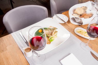 Fried zander, yeşil sebzeler ile darı, kekik üzerindeki bir restoranda servis bazı yumurta sarısı ile yeşil yaprak ile kızarmış çörek