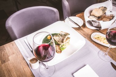 Fried zander, yeşil sebzeler ile darı, kekik üzerindeki bir restoranda servis bazı yumurta sarısı ile yeşil yaprak ile kızarmış çörek