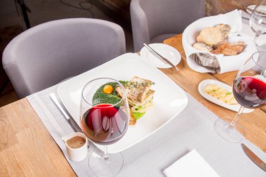 Fried zander, yeşil sebzeler ile darı, kekik üzerindeki bir restoranda servis bazı yumurta sarısı ile yeşil yaprak ile kızarmış çörek