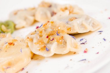 Bir tabağa köfte çeşitleri doldurma ile dekore edilmiş